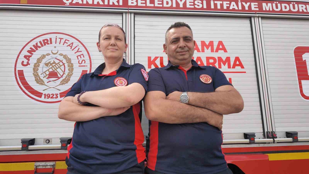 İtfaiyeci çift birlikte can kurtarıyor: Biri telsiz başında, diğeri olay yerinde görevini aşkla yapıyor