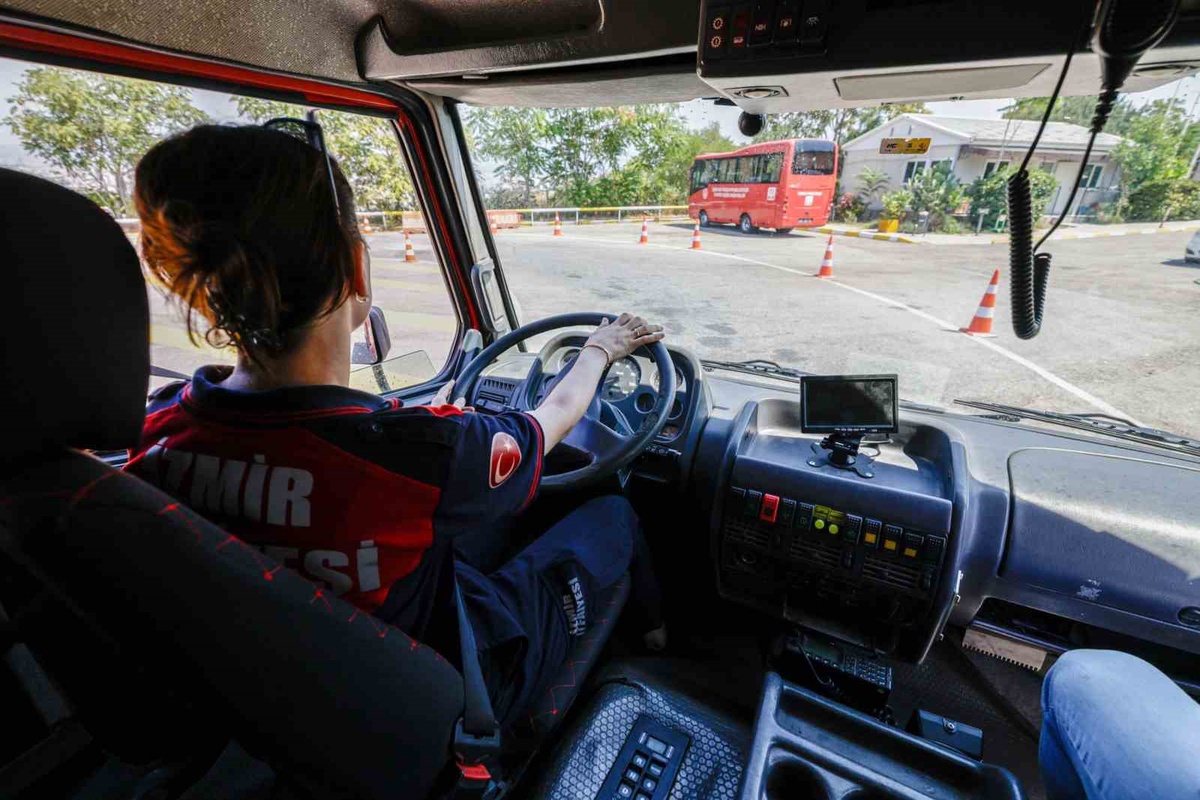 İzmir İtfaiyesinden Yeni Sürücülere Zorlu Parkur Eğitimi