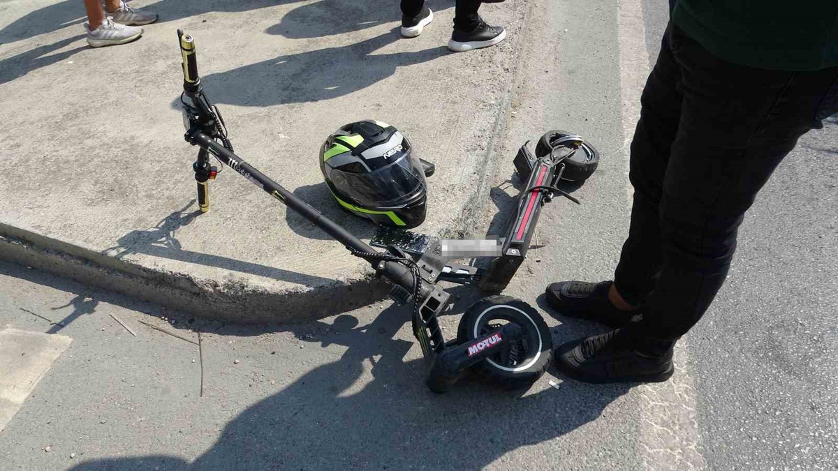Kartal\'da Minibüs Scooter Sürücüsüne Çarptı