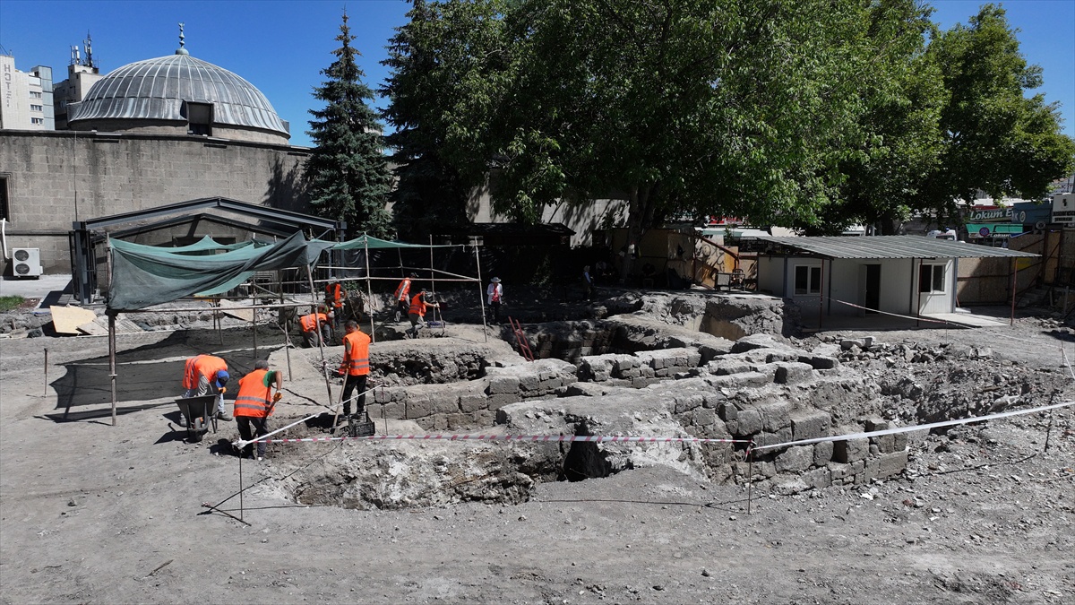 Kayseri\'de 12. Yüzyıl Medresesi Kazısı Başladı