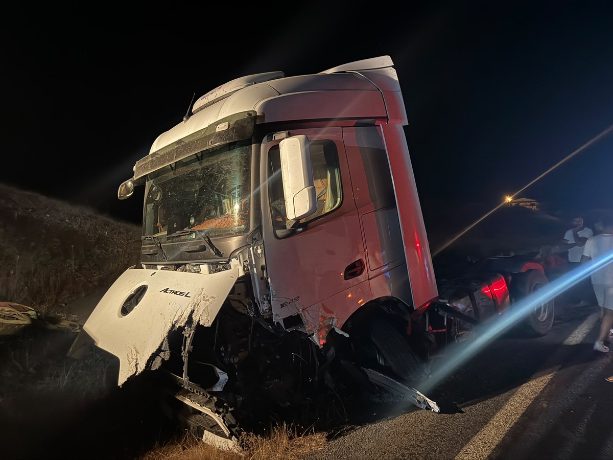 Diyarbakır\'da Trafik Kazası: 2 Ölü, 1 Yaralı