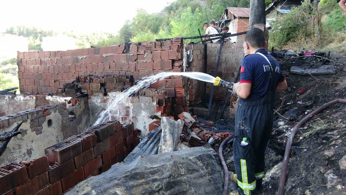 Kastamonu\'da Gecekondu Yangını: Piknik Tüpleri Patladı