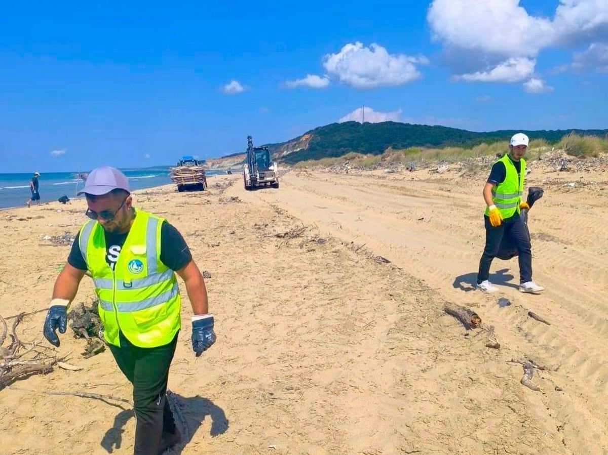 Sinop\'ta Sahil Temizliği