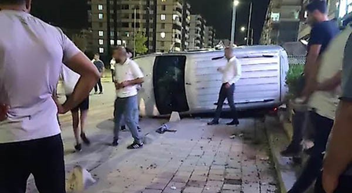 Siirt\'te otomobil kaldırıma çıkarak yan yattı