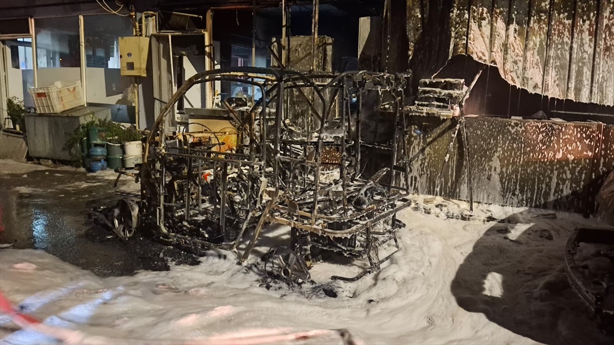 Sinop\'ta Yangın: 2 Araç Kullanılamaz Hale Geldi