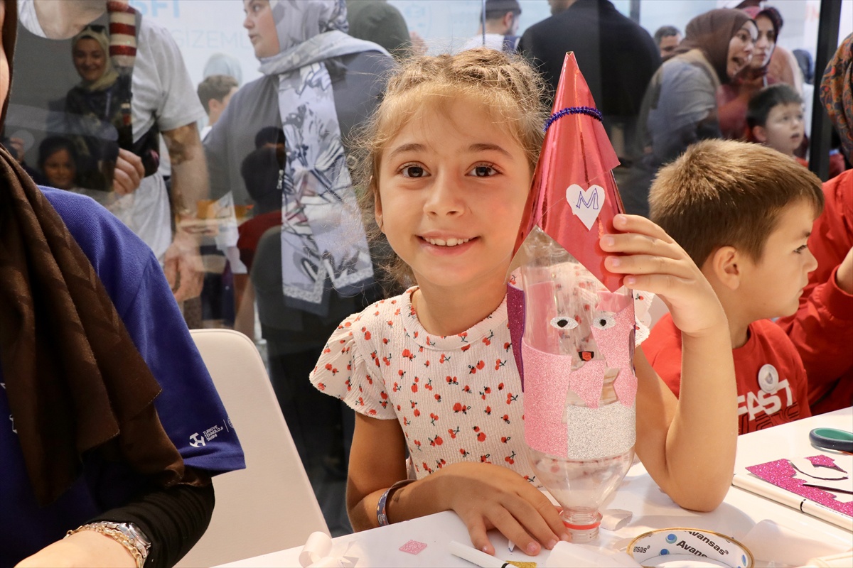 TEKNOFEST Mavi Vatan\'da Çocuklar Su Roketi Yapıyor
