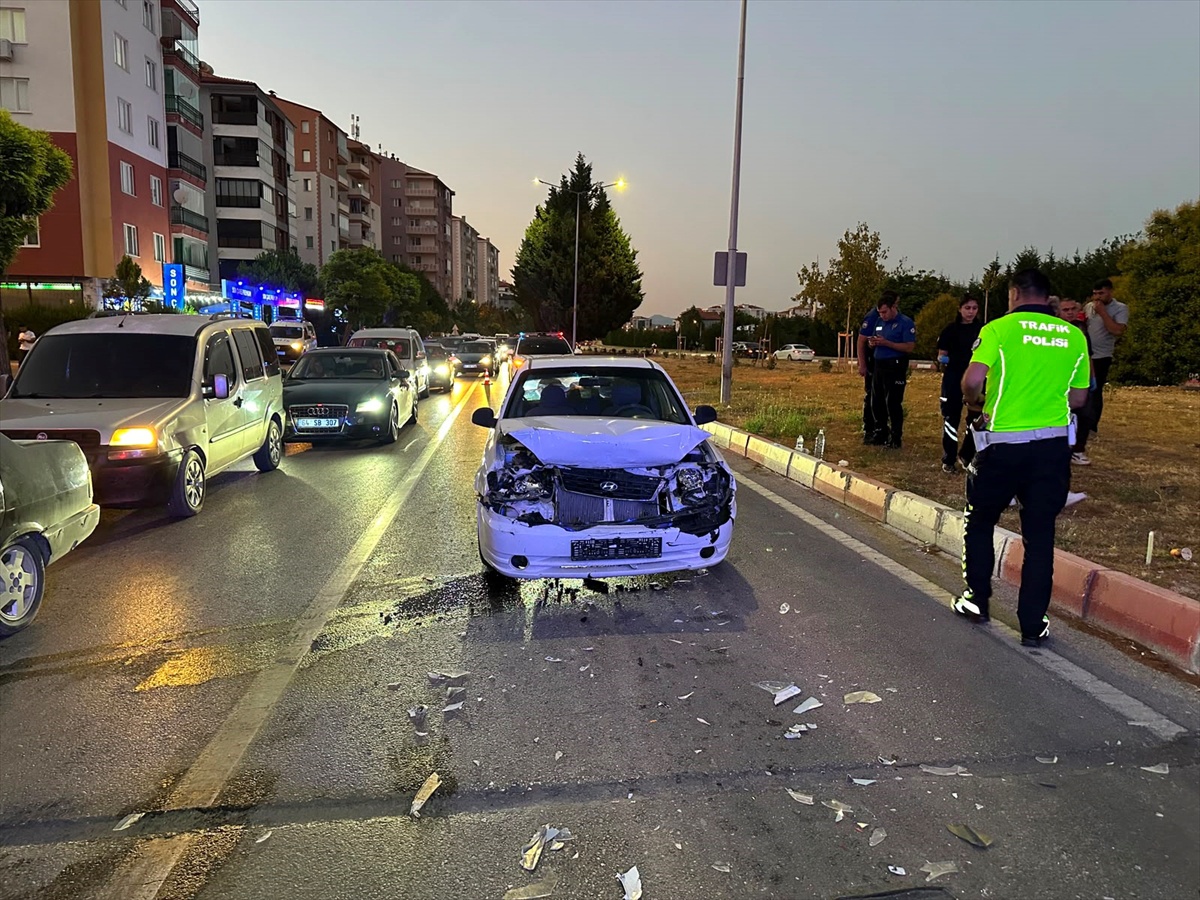 Uşak\'ta Trafik Kazası: 3 Yaralı