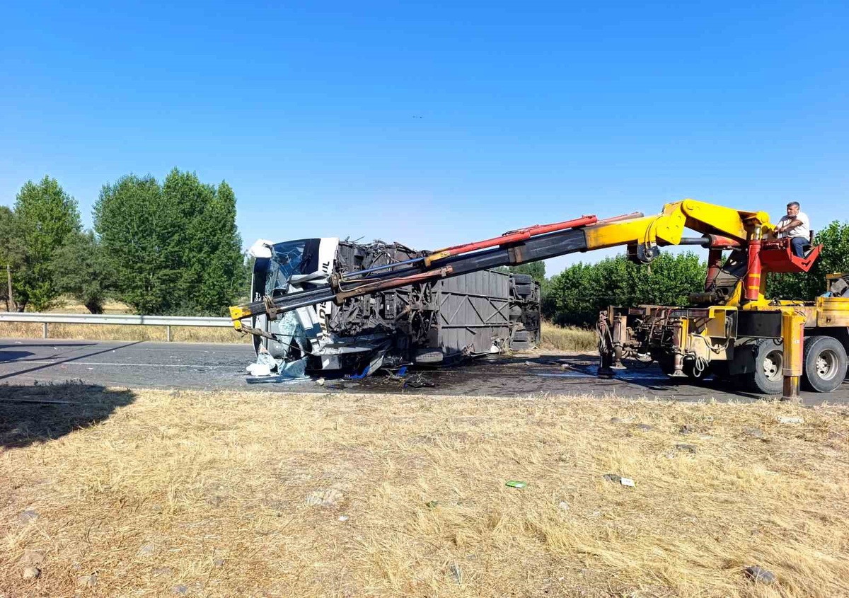 Afyonkarahisar\'da Otobüs Kazası: 22 Yaralı