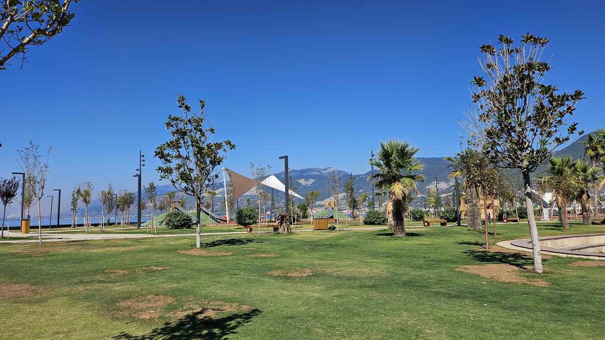 İskenderun\'da Aşırı Sıcaklar Vatandaşları Sahile Yönlendirdi