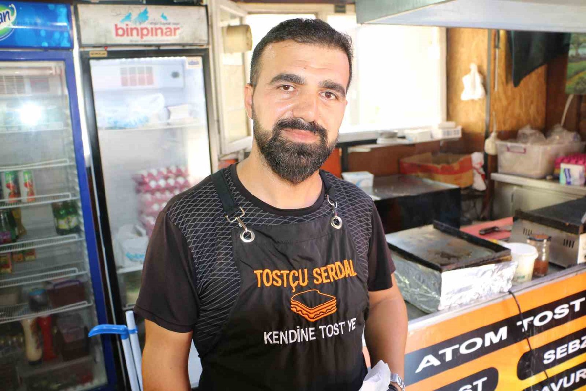 Diyarbakır\'da Tostçu Sıcakla Mücadele Ediyor