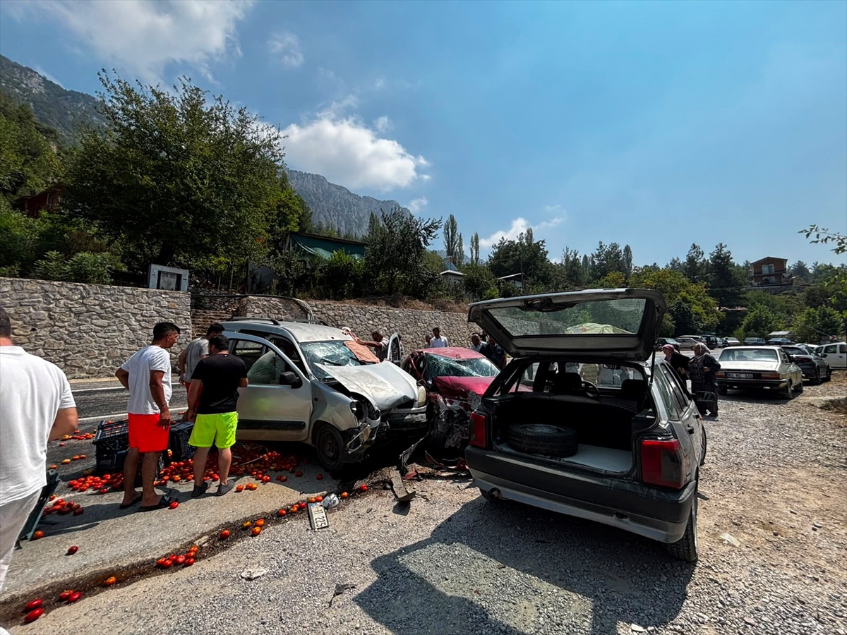 Adana\'da Trafik Kazası: 2 Yaralı