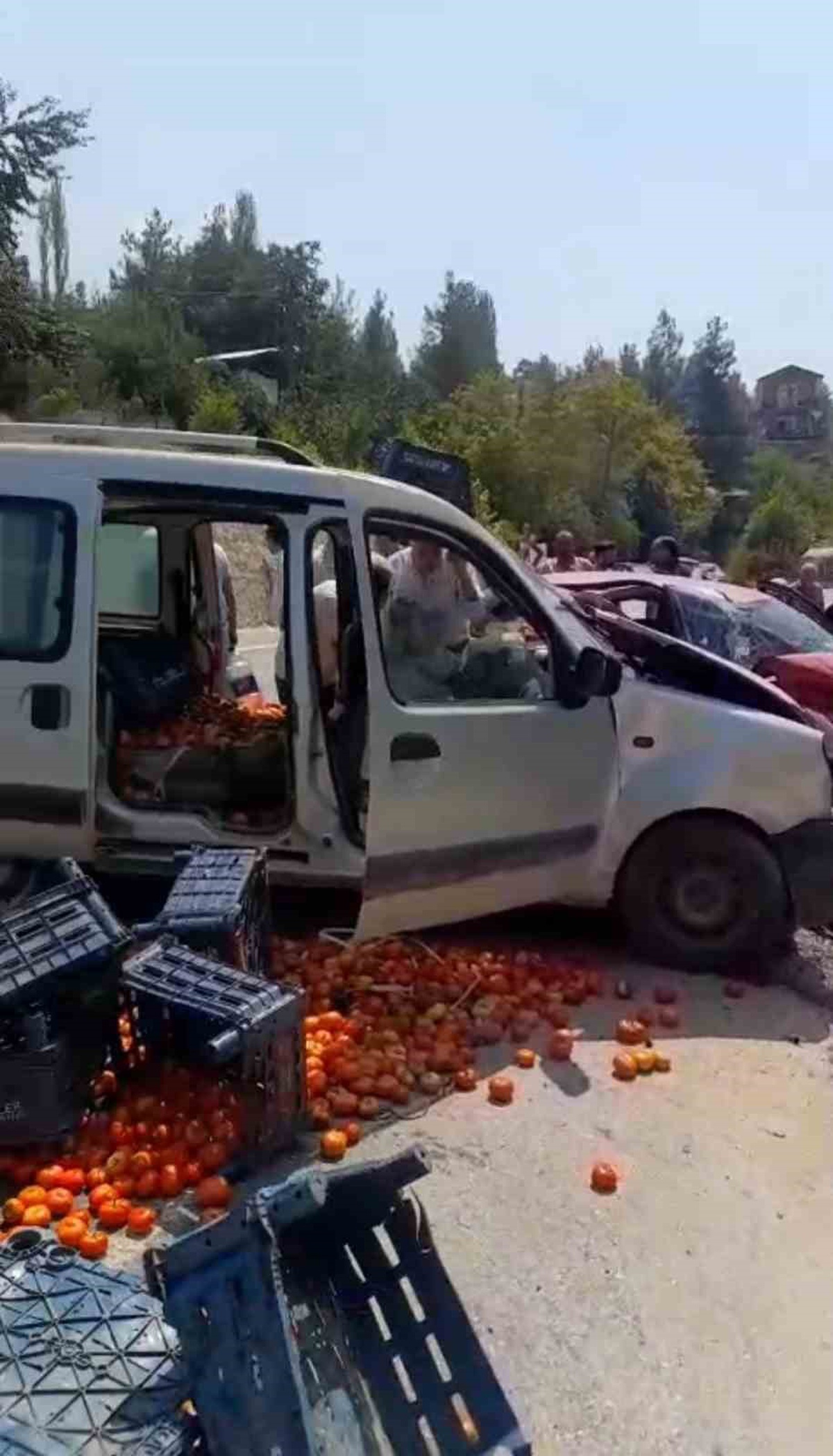 Feke'de İki Araç Çarpıştı: 2 Yaralı