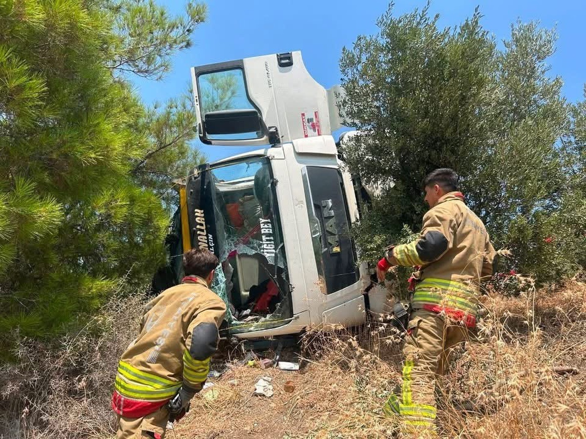 Arsuz’da devrilen kamyonun sürücüsü yaralandı