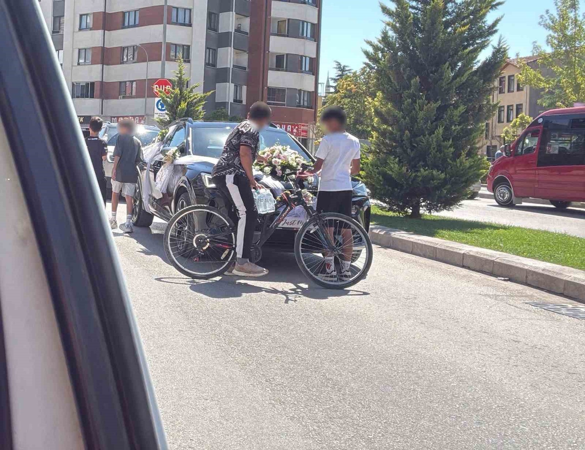Bisikletli Çocuklar Düğün Konvoyunu Kestiler