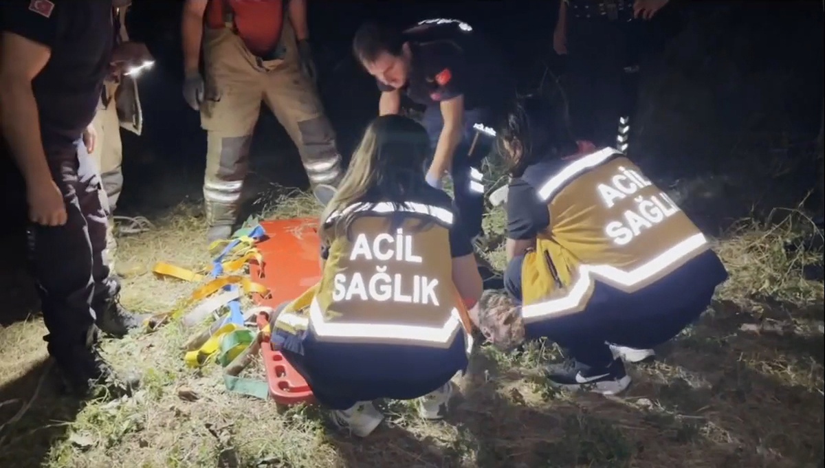 Bursa\'da Uçuruma Yuvarlanan Araçta Sürücü Kurtarıldı