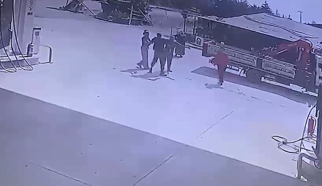 Babasının gözleri önünde silahla kaçırdı! Eski sevgili dehşeti kameralara yansıdı