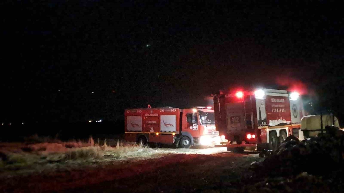 Silvan'da Anız Yangınına Müdahale Ediliyor