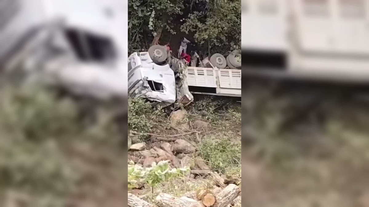 Hatay'da korkutan kaza: Uçuruma yuvarlanan kamyondaki baba oğul yaralandı