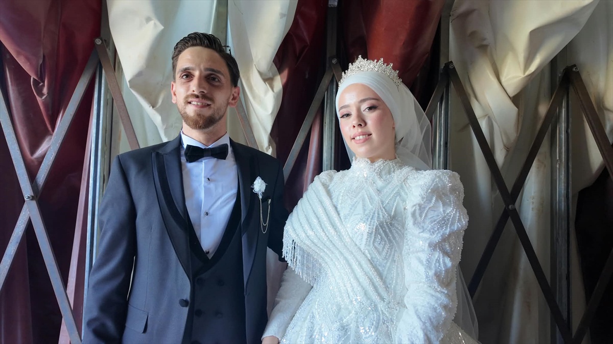 Düğün Günü Futbol Finaline Gelinlik ve Damatlıkla Geldiler