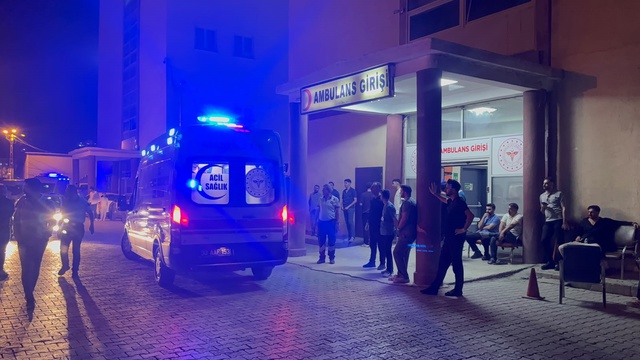 Hakkari'de düğün öncesi damat ve 2 yakını taşlı sopalı kavgada yaralandı