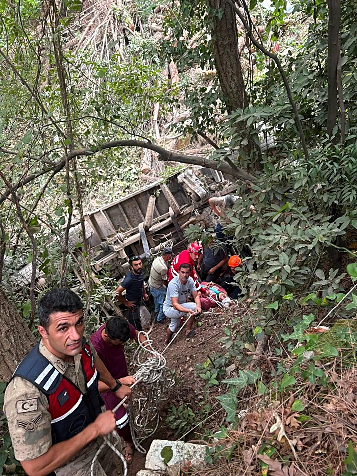 Dörtyol\'da Uçuruma Devrilen Kamyonda İki Yaralı