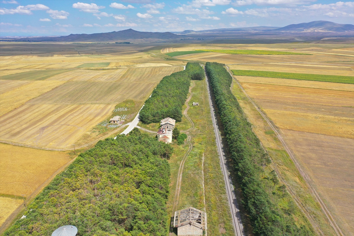 Kars\'ta Vaha Gibi Tren İstasyonu