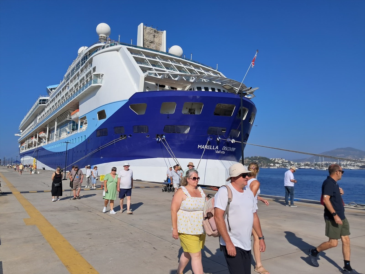 Bodrum\'a 1813 Yolcu Getiren Kruvaziyer İndi