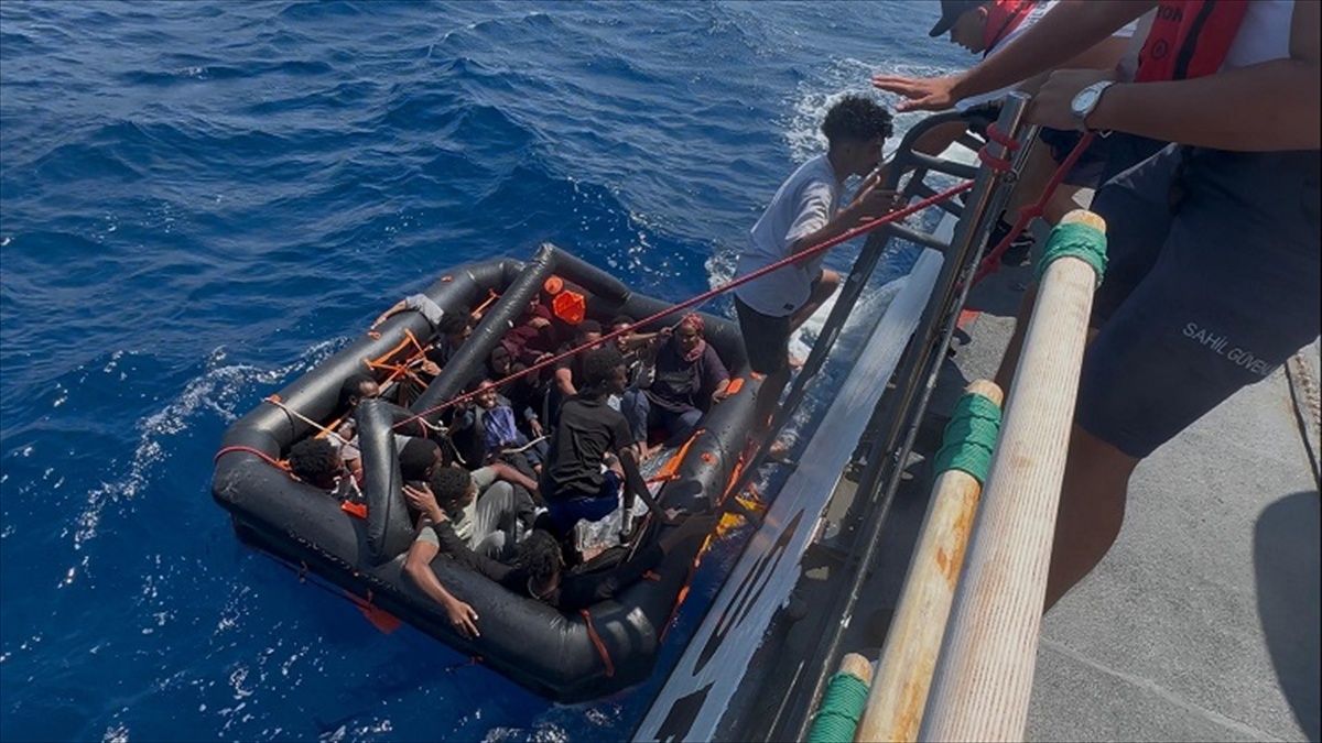 Marmaris'te 16 Düzensiz Göçmen Kurtarıldı