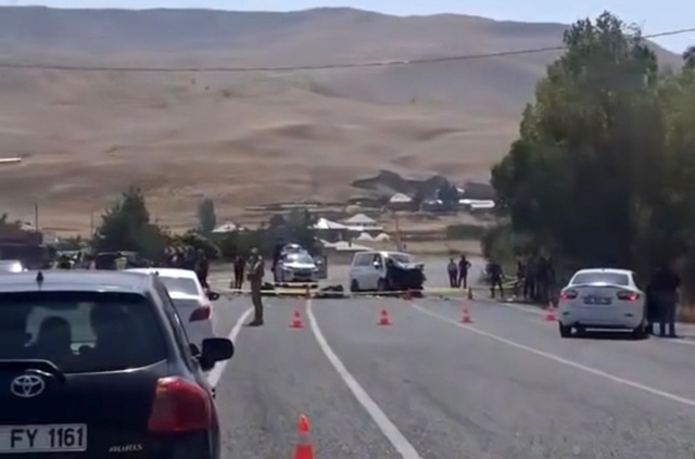 Muradiye'de Kafa Kafaya Çarpışma: 2 Ölü, 9 Yaralı