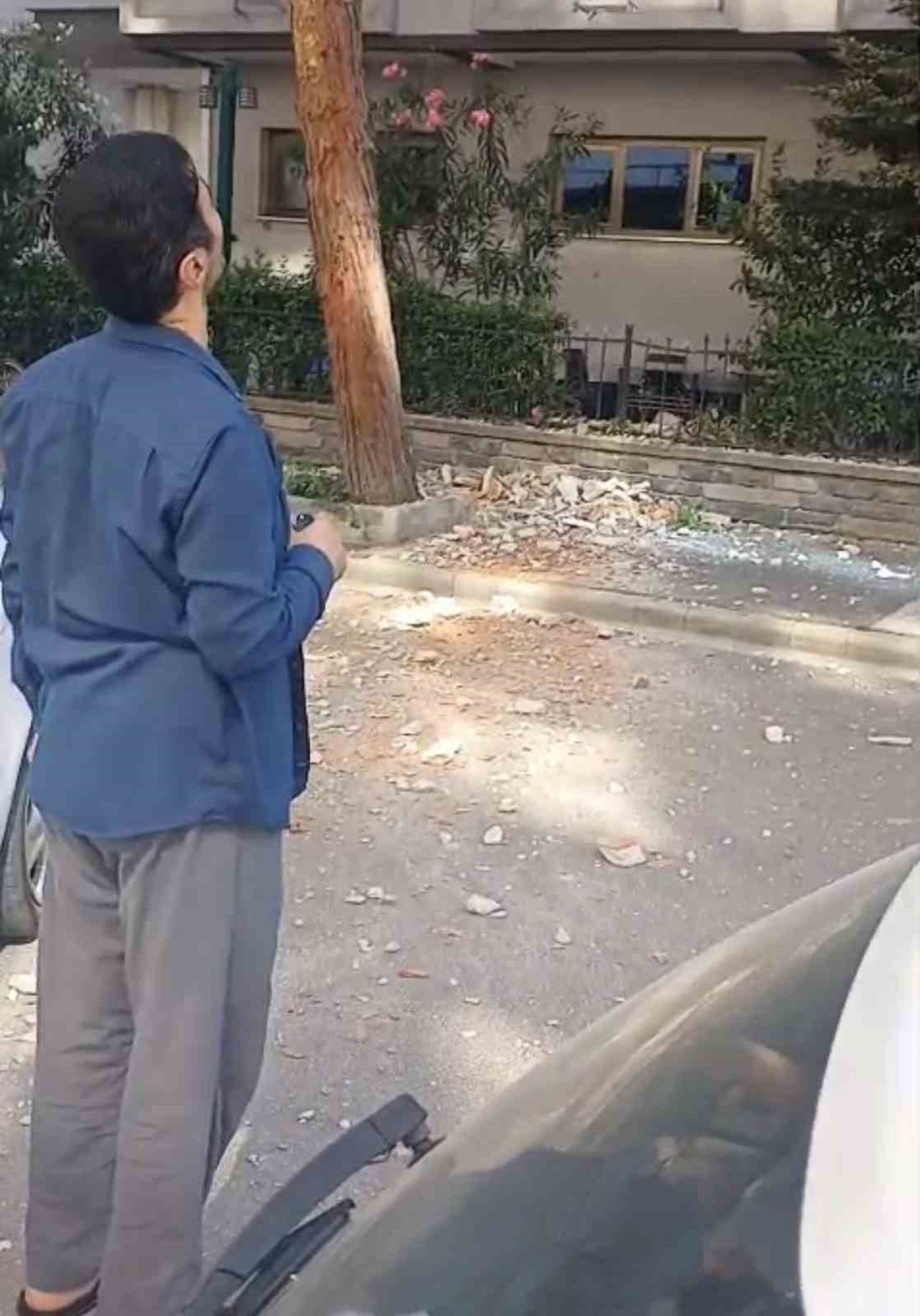 Beton Parçaları Yolda Tehlike Yarattı