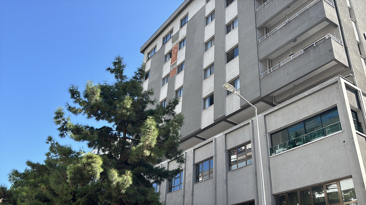 Öğretmenevi\'nden Düşen Beton Parçaları Yol Kapatıldı