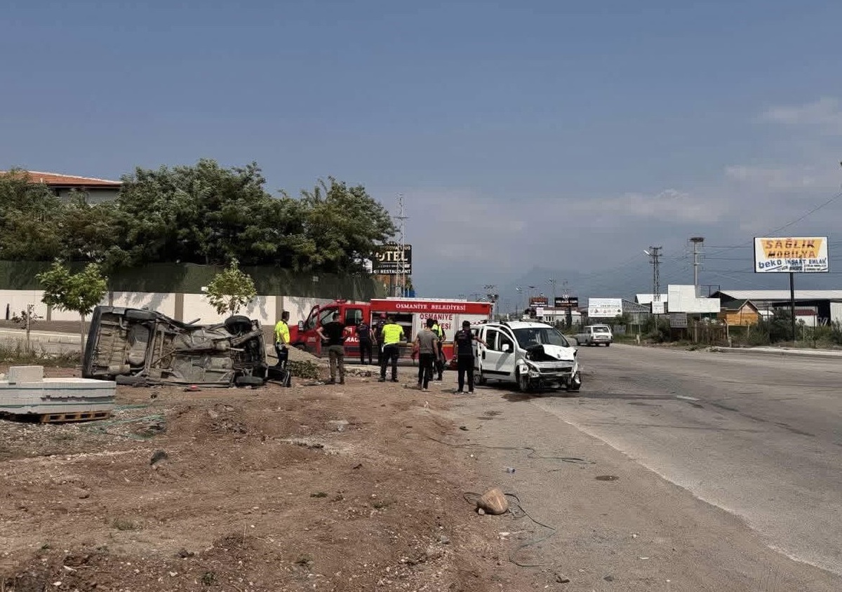 Osmaniye’de hafif ticari araç ile otomobil çarpıştı: 2 yaralı