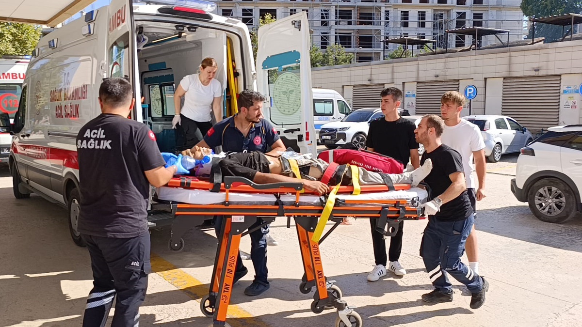 İnegöl'de Traktör Devrildi: 15 Yaşındaki Sürücü Ağır Yaralı