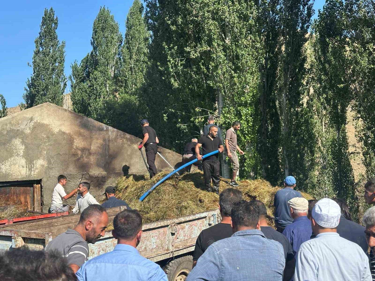 Sarıkamış\'ta Yangın: 800 Balya Ot Yandı