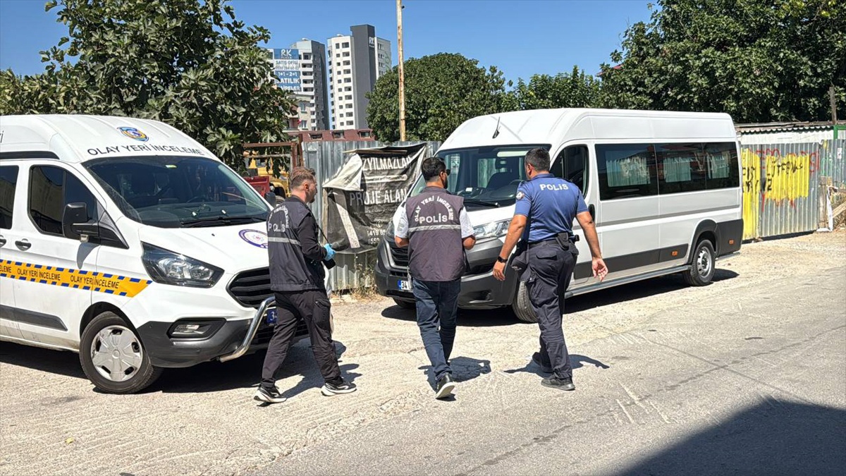 Sultanbeyli\'de Çatı Düşmesi: 2 İşçi Yaralandı