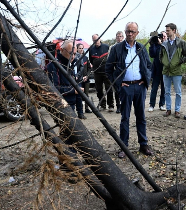 Tatilden dönen Merz, yangın bölgesinde protestoyla karşılandı