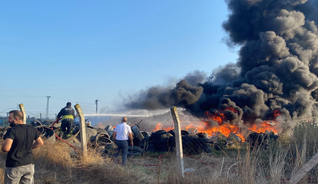 Tekirdağ’da geri dönüşüm tesisinde korkutan yangın: 4 ev ve otomobil yandı