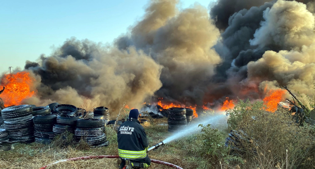 Tekirdağ’da geri dönüşüm tesisinde korkutan yangın: 4 ev ve otomobil yandı