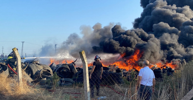 Tekirdağ’da geri dönüşüm tesisinde korkutan yangın: 4 ev ve otomobil yandı