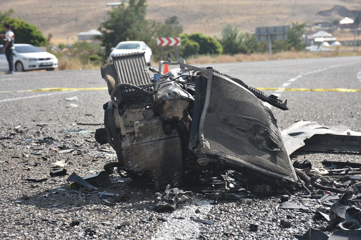 Van'da Trafik Kazası: 2 Ölü 9 Yaralı