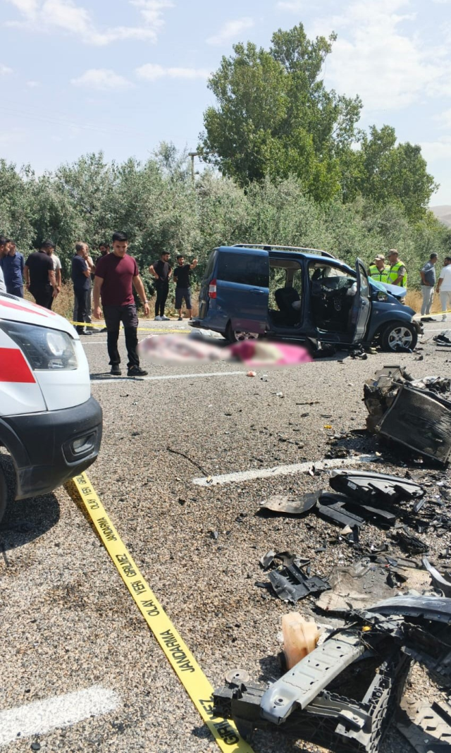 Muradiye'de Kafa Kafaya Çarpışma: 2 Ölü, 9 Yaralı