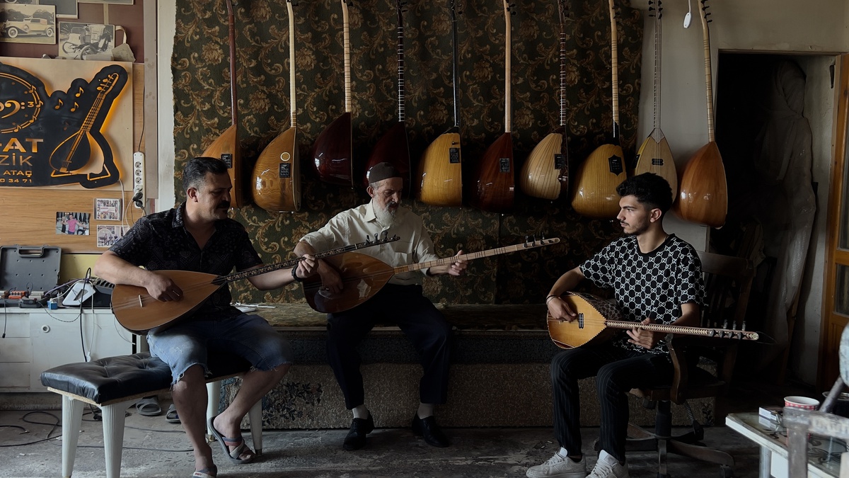 Ataç Ailesi'nin Bağlama Aşkı