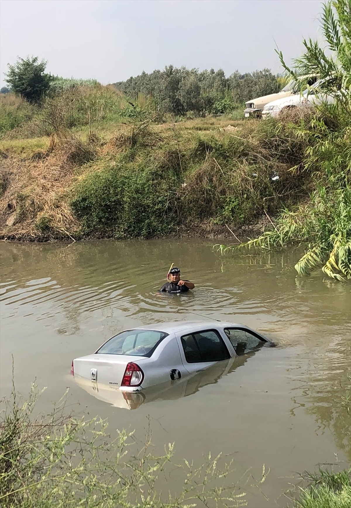 Ceyhan Nehri\'ne Düşen Araçtan Sürücü Kurtuldu