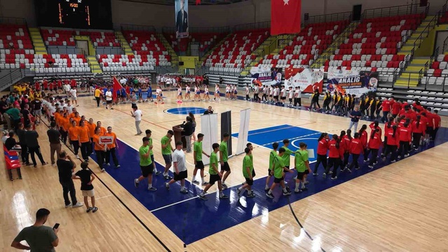 Genç Hentbolcular Kırıkkale'de Şampiyona İçin Bir Araya Geldi