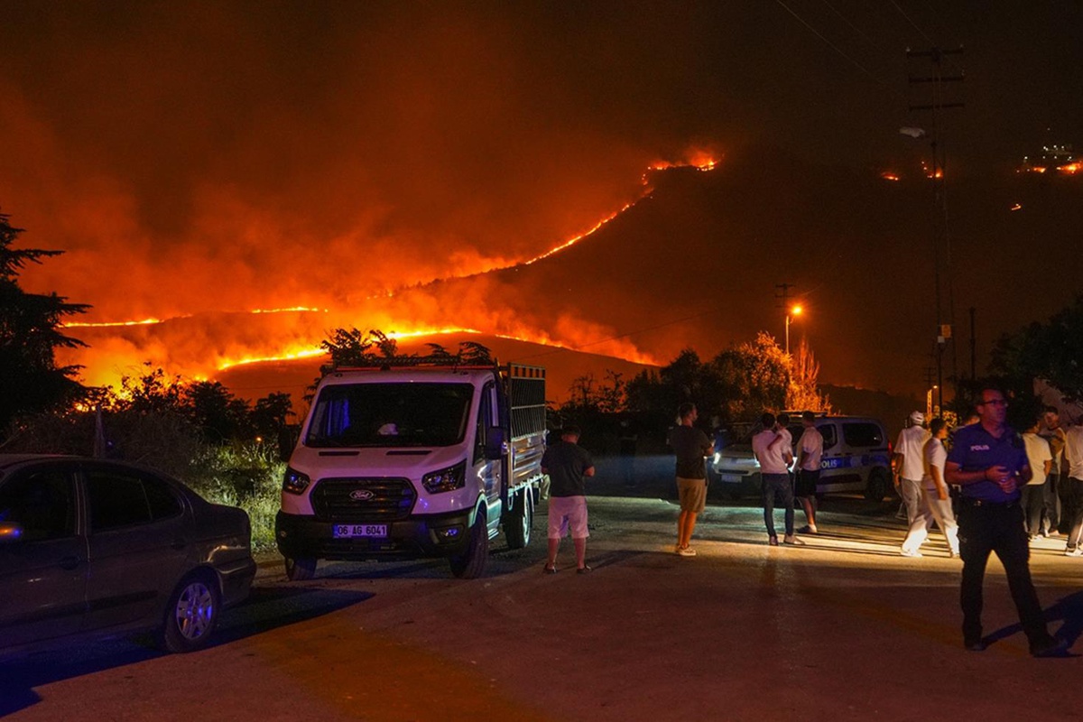 Ankara Mamak'taki yangın saatlerdir söndürülemedi! 1 kişi gözaltında