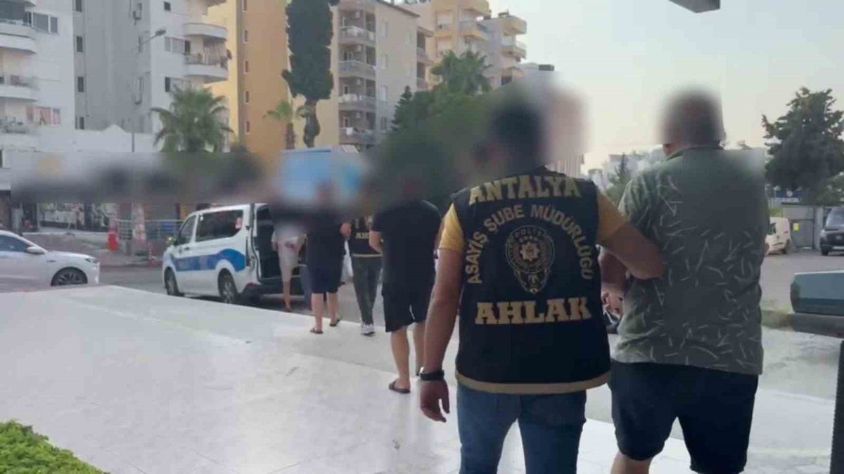 Antalya'da Fuhuş Operasyonu: 14 Kadın Kurtarıldı