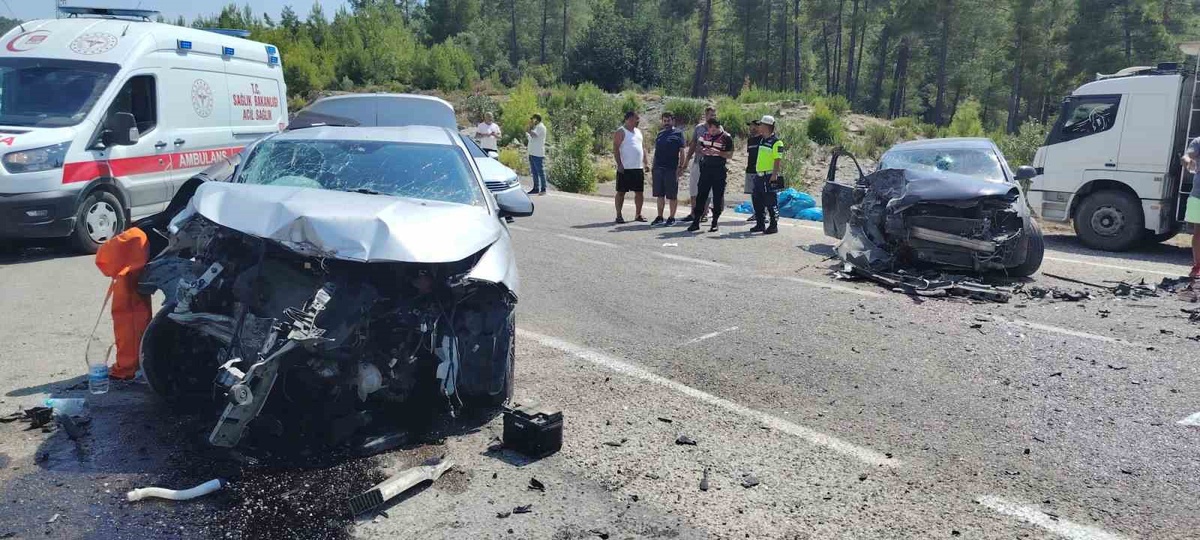 Antalya'da Trafik Kazası: 1 Ölü, 3 Yaralı