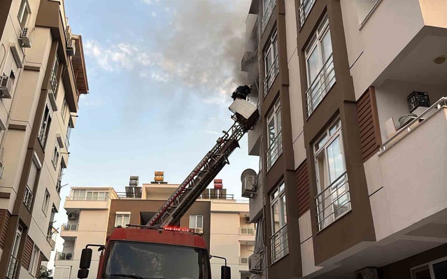 Antalya'da Apartmanda Yangın Çıktı