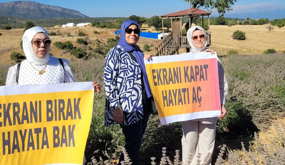 Kadınlar Lavanta Bahçesinde Teknolojiye Dikkat Çekti