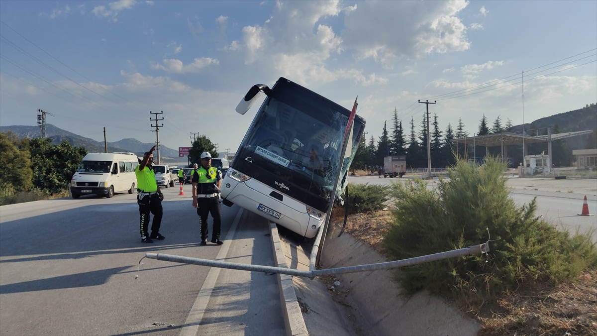 Bucak'ta Tur Otobüsü Kaza Yaptı